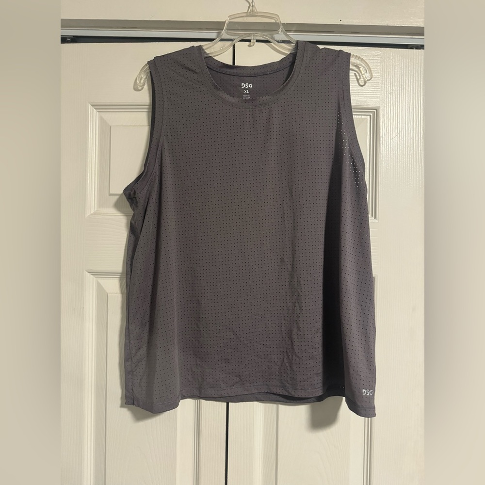 XL women’s workout tank with holes for good air flow